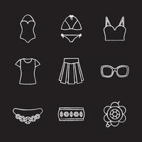 Conjunto de iconos de tiza de accesorios de mujer. ropa y joyas. bañadores, top, camiseta, falda, lentes de sol, pulsera, broche, collar. ilustraciones de pizarra vector aislado