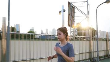 atleta asiático corriendo en la calle de la ciudad. video