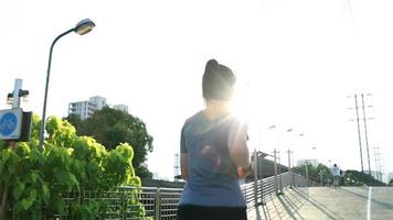 atleta asiática correndo na rua da cidade. video