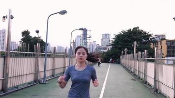 mulher correndo na rua da cidade ao pôr do sol. video