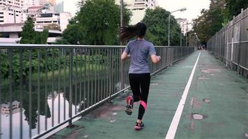 asiatische Frau, die auf der Straße in der Stadt läuft. video