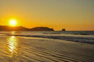 la playa al atardecer foto