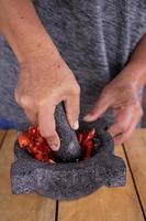 chiles rojos picantes en un mortero foto
