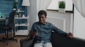Afroamerikaner, der Kollegen oder Familie grüßt, während er über eine Online-Videokonferenz spricht video