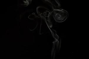 humo blanco sobre fondo negro foto