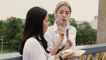 aziatische vrouw geniet van reizen in thailand en het eten van gehaktballen die plezier hebben tijdens vakantietijd. video