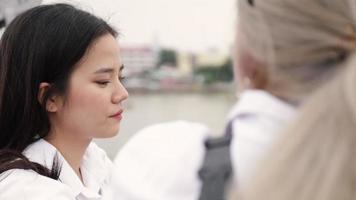 femme asiatique parlant en se tenant debout sur le pont. video