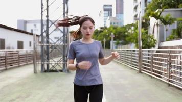 vrouwen jonge aziatische atleten rusten na een run. video