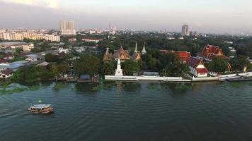 barco doméstico navegando no rio chaopraya, bangkok, tailândia video