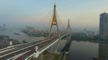 vista aérea del puente colgante en bangkok thaialnd