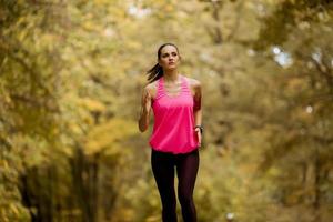 Mujer fitness saludable entrenamiento para maratón al aire libre en el callejón foto