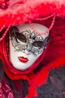 Venecia, Italia, 10 de febrero de 2013 - Persona no identificada con máscara de carnaval veneciano tradicional en Venecia, Italia. en 2013 se celebra del 26 de enero al 12 de febrero.