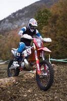 soko banja, serbia, 20 de octubre de 2018 - piloto no identificado en la carrera de hard enduro en soko banja, serbia. esta carrera de moto offroad tuvo lugar del 20 al 21 de octubre de 2018. foto