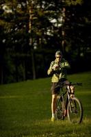 joven montando bicicleta eléctrica en el parque foto