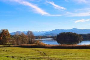 vista romántica sobre un lago con fondo alpino foto