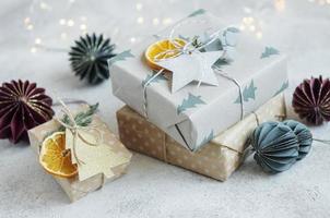 caja de regalo casera decorativa navideña envuelta en papel kraft marrón