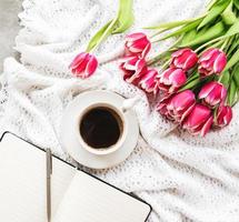 taza de cafe y tulipanes foto