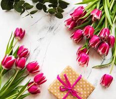 tulipanes de primavera rosa y caja de regalo foto
