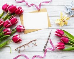 tulipanes de primavera rosa y tarjeta de felicitación foto