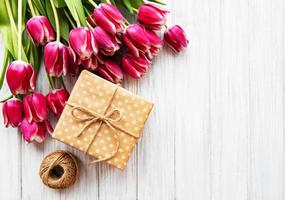 caja de regalo y ramo de tulipanes foto