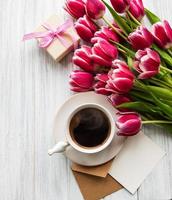 taza de cafe y tulipanes rosas foto