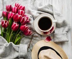 taza de cafe y tulipanes rosas foto
