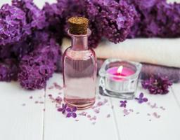 productos de spa y flores lilas foto