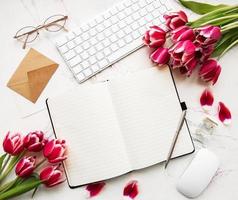 espacio de trabajo de blogger o autónomo foto