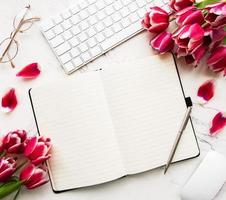 espacio de trabajo de blogger o autónomo foto