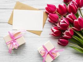 cajas de regalo y ramo de tulipanes foto