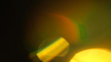 arco iris amarillo superposición de luz textura de refracción diagonal holográfica natural en negro. foto