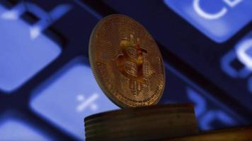 Bitcoin-Kryptowährung rotiert mit Marktzahlendaten im Hintergrund video