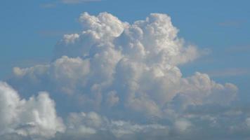 laps de temps de nuage moelleux sur une séquence 4k de jour nuageux. video
