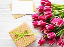 caja de regalo y ramo de tulipanes foto