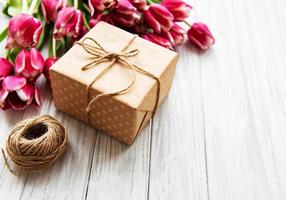 caja de regalo y ramo de tulipanes foto