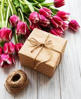 caja de regalo y ramo de tulipanes foto