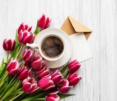 taza de cafe y tulipanes rosas foto