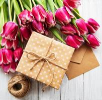caja de regalo y ramo de tulipanes foto