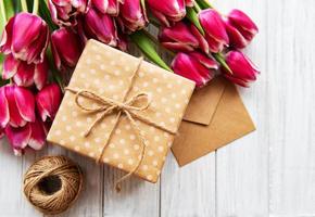 caja de regalo y ramo de tulipanes foto