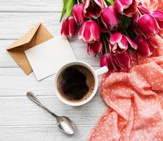 taza de cafe y tulipanes rosas foto
