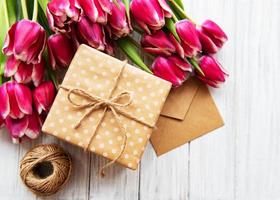 caja de regalo y ramo de tulipanes foto