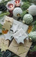 cajas de regalo caseras decorativas navideñas envueltas en papel kraft marrón foto