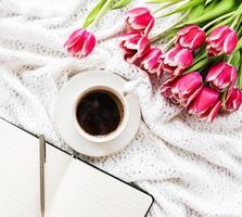 taza de cafe y tulipanes foto