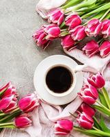 taza de cafe y tulipanes foto