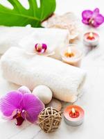 Ingredientes naturales de spa con flores de orquídeas. foto