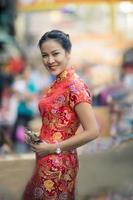 Mujer asiática vistiendo ropa de tradición china toothy cara sonriente felicidad emoción foto