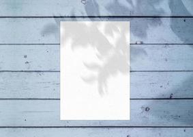 hoja de papel sobre la superficie de madera azul foto