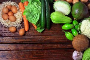 Alimentos bajos en carbohidratos consumidos en las dietas bajas en carbohidratos, cetogénicas y paelolíticas en la mesa de madera rústica foto