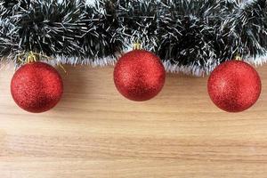 Fondo de madera, decoración navideña con bolas y regalos, ramas de árboles decorativos. foto