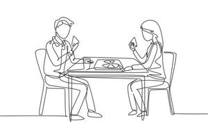 dibujo de una sola línea pareja joven marido y mujer comiendo alrededor de la mesa. Celebre el aniversario de bodas con una cena romántica. Ilustración de vector gráfico de diseño de dibujo de línea continua moderna